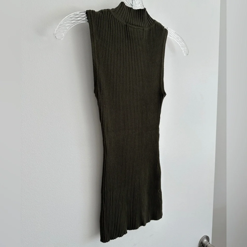 Hooked Up By I.O.T Sleeveless Turtleneck Ribbed Top in Green / Khaki Extra Small